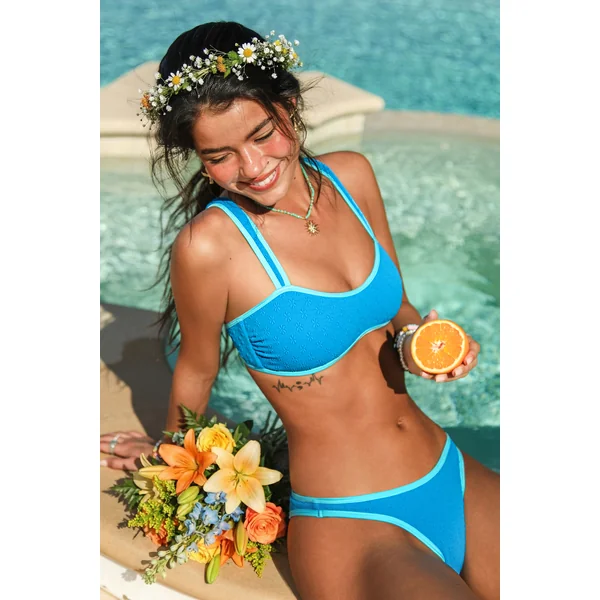 Bikini bleu col scoop et bas taille basse