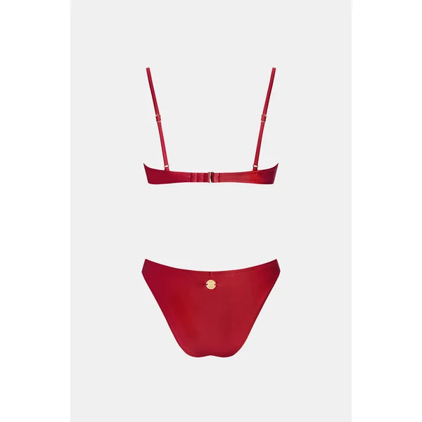 Bikini cerise avec paréo