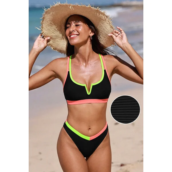 Bikini noir bretelles ajustables et bas taille standard