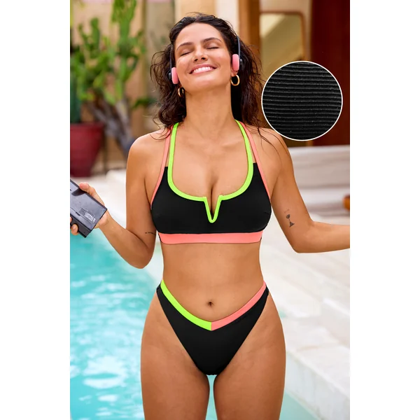 Bikini noir bretelles ajustables et bas taille standard