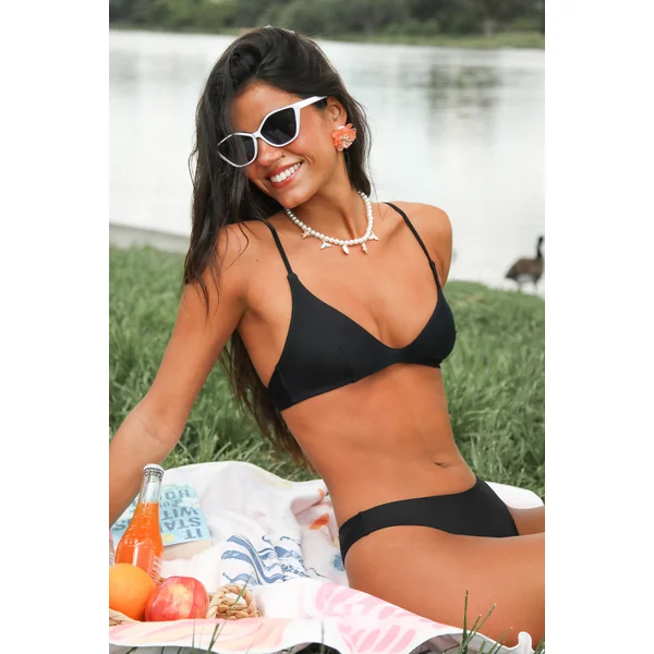 Bikini noir col scoop avec bretelles ajustables