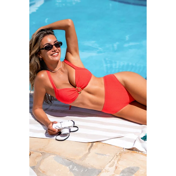 Bikini rouge au style affirmé
