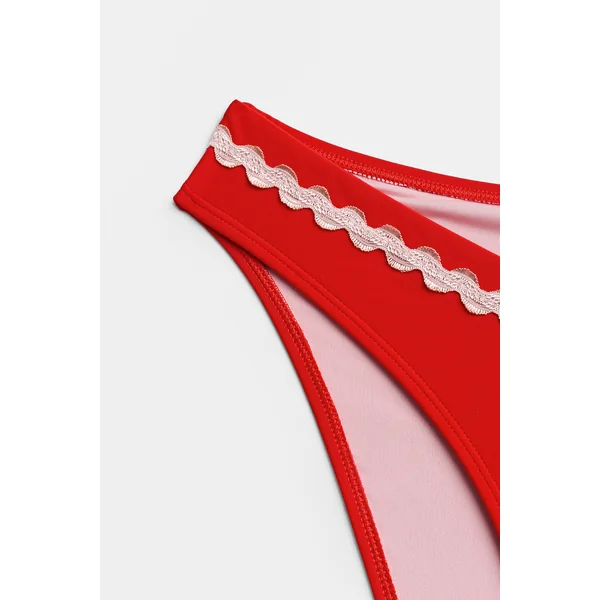 Bikini rouge bas taille moyenne
