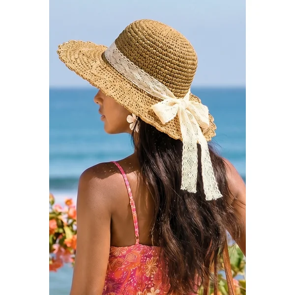 Chapeau de paille avec ruban décoratif