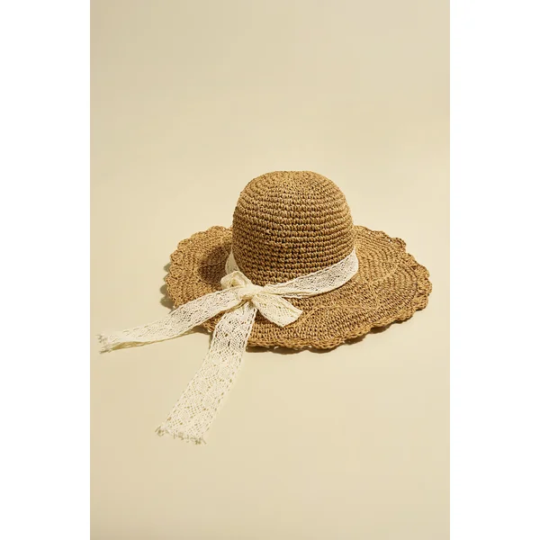 Chapeau de paille avec ruban décoratif