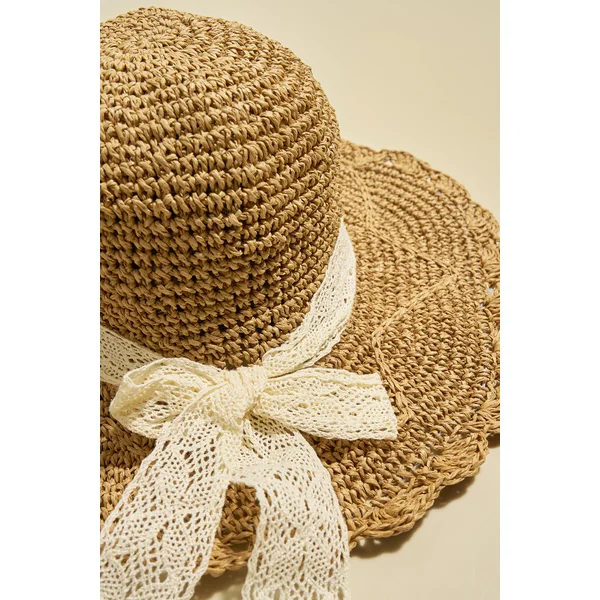 Chapeau de paille avec ruban décoratif