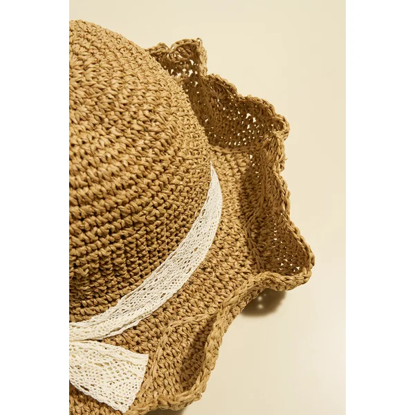 Chapeau de paille avec ruban décoratif