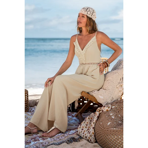 Combinaison pantalon beige à l’allure épurée