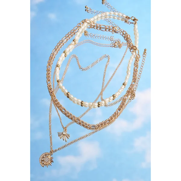 Ensemble de colliers dorés coquillage