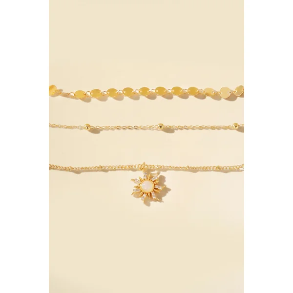 Ensemble de colliers dorés décoratifs
