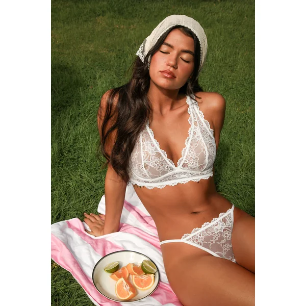 Ensemble de lingerie blanche en dentelle