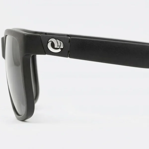 Lunette solaire polarisée pour la pratique du surf et des sports de glisse.