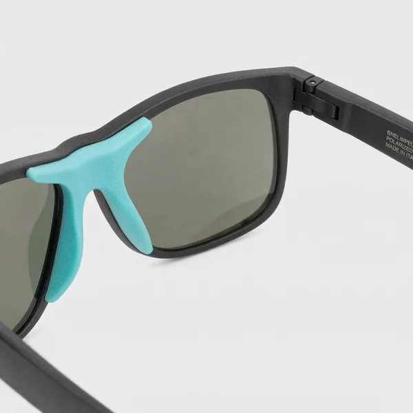 Lunette solaire polarisée pour la pratique du surf et des sports de glisse.
