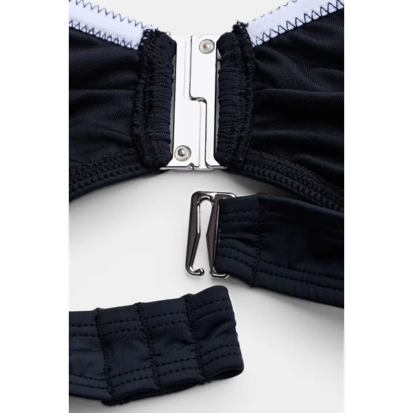 Maillot de bain une pièce couverture moderne éffrontée