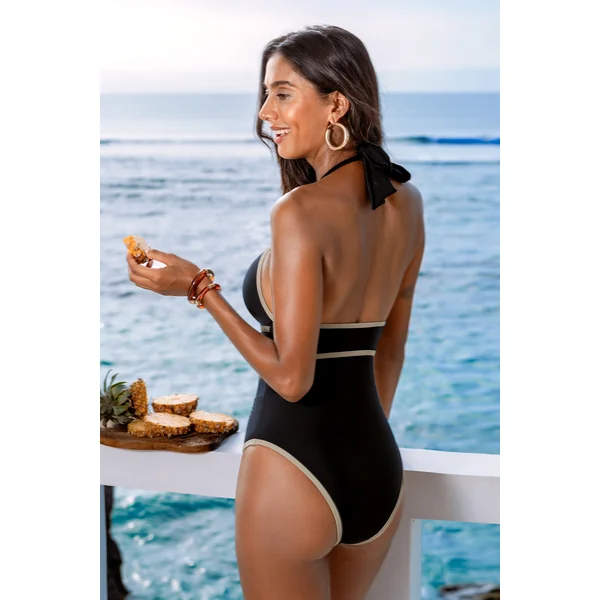 Maillot de bain une pièce noir au style intemporel