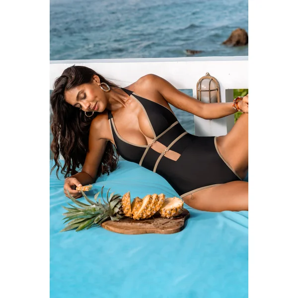 Maillot de bain une pièce noir au style intemporel