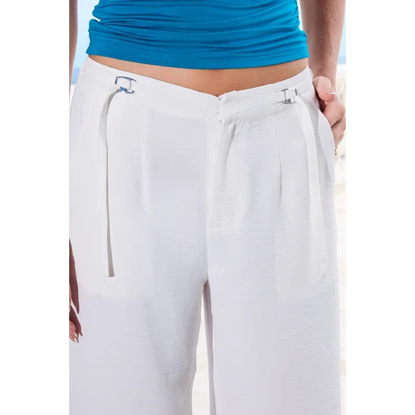 Pantalon blanc nouer à la taille jambe droite