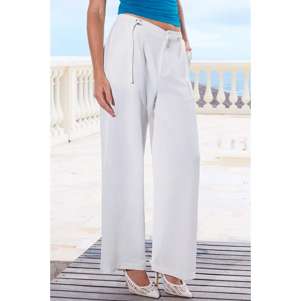 Pantalon blanc nouer à la taille jambe droite