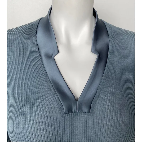 Pull bleu laine & soie col en V satiné Sucre