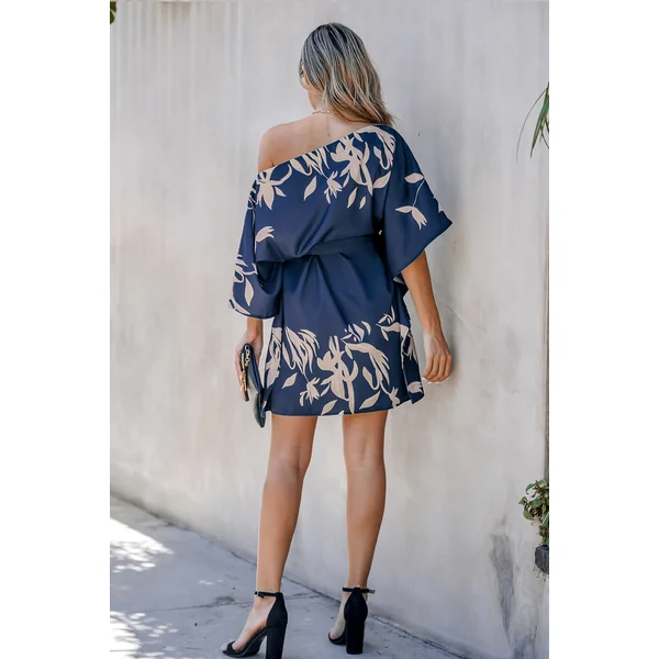 Robe avec ceinture à une épaule et à imprimé feuilles