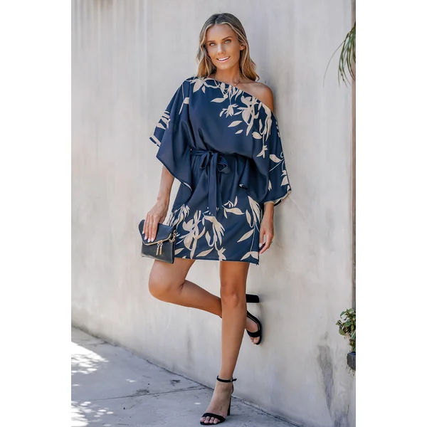 Robe avec ceinture à une épaule et à imprimé feuilles