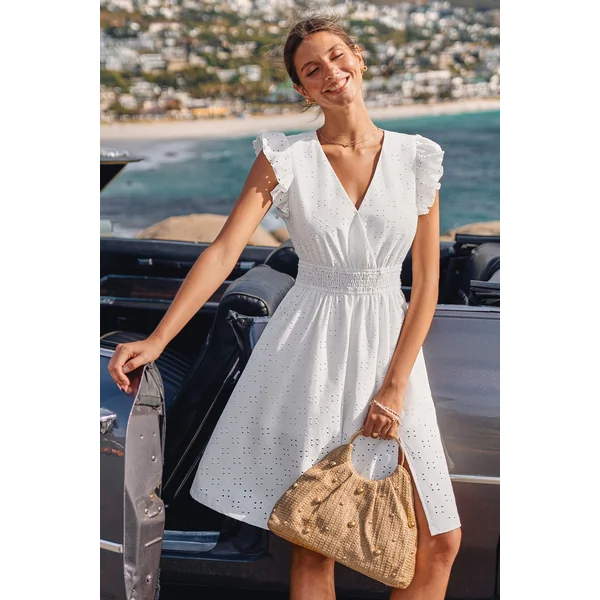 Robe blanche col surplis garniture à volants