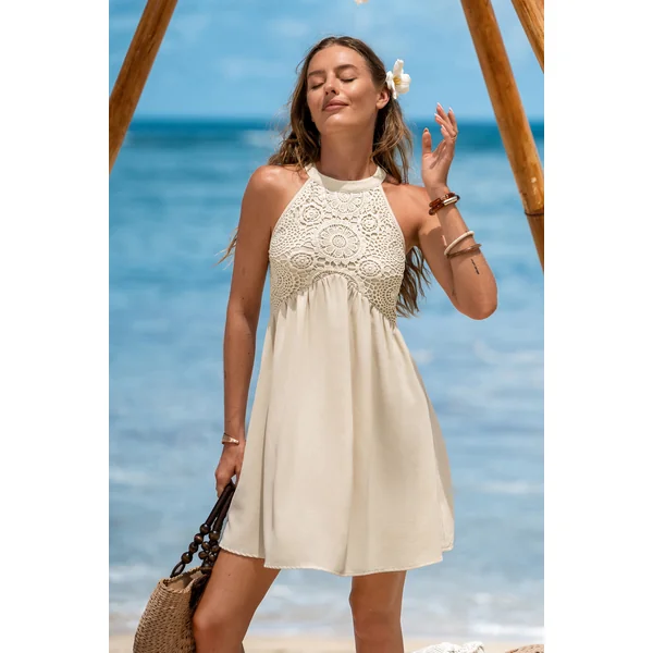 Robe courte beige à l’allure légère