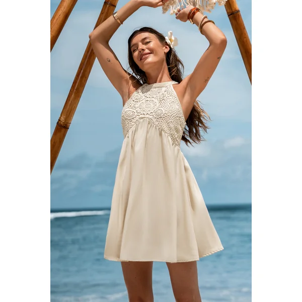 Robe courte beige à l’allure légère