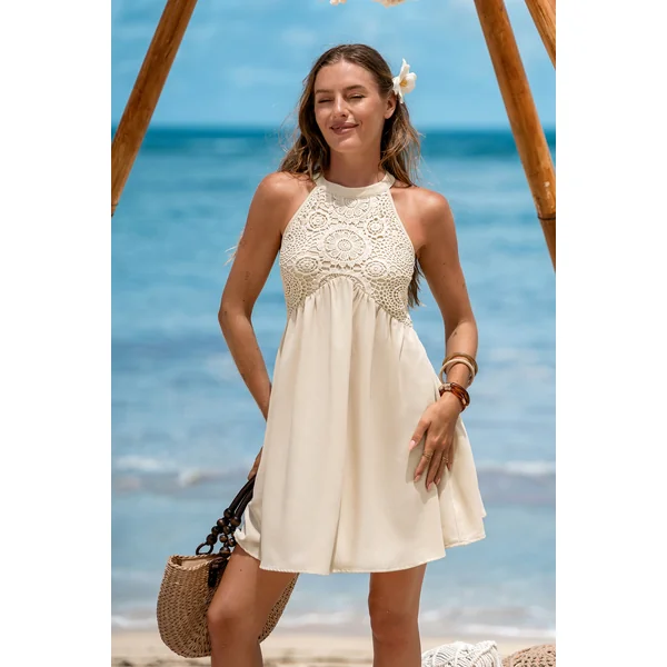 Robe courte beige à l’allure légère