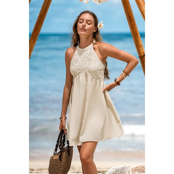 Robe courte beige à l’allure légère