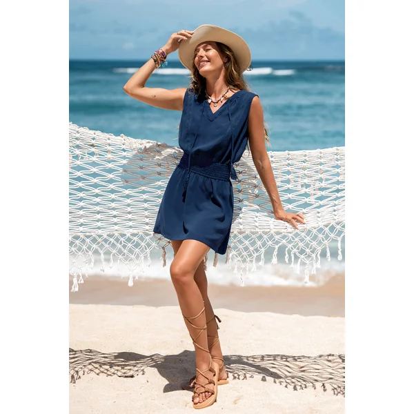 Robe courte bleue au style affirmé