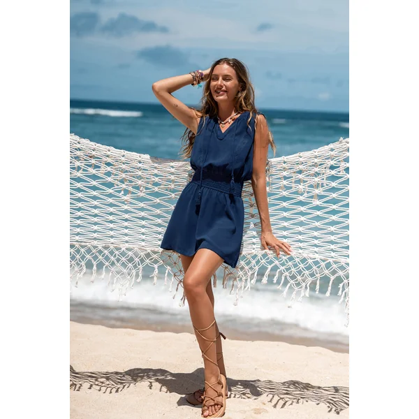 Robe courte bleue au style affirmé
