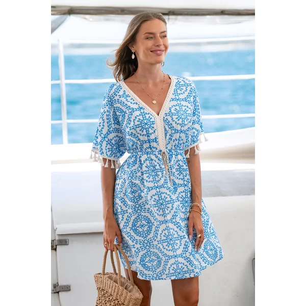 Robe courte bleue ornée col V