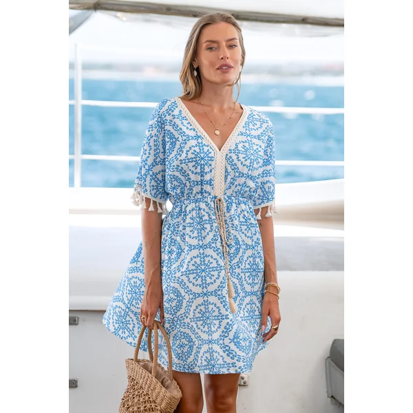 Robe courte bleue ornée col V