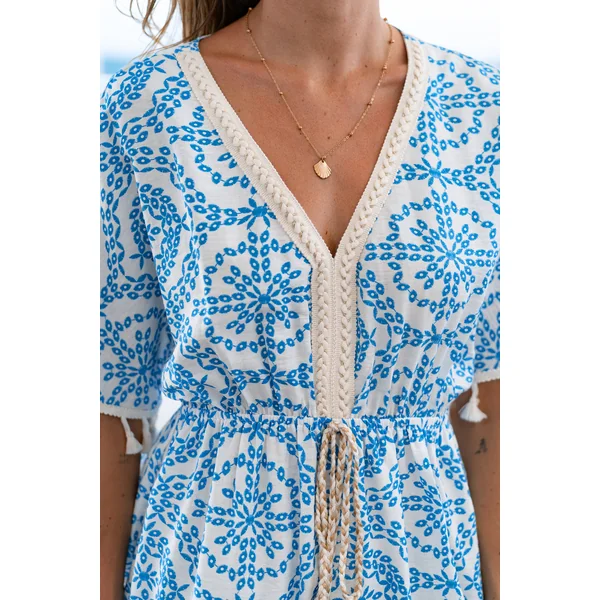 Robe courte bleue ornée col V