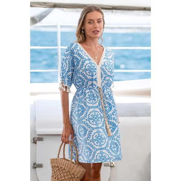 Robe courte bleue ornée col V