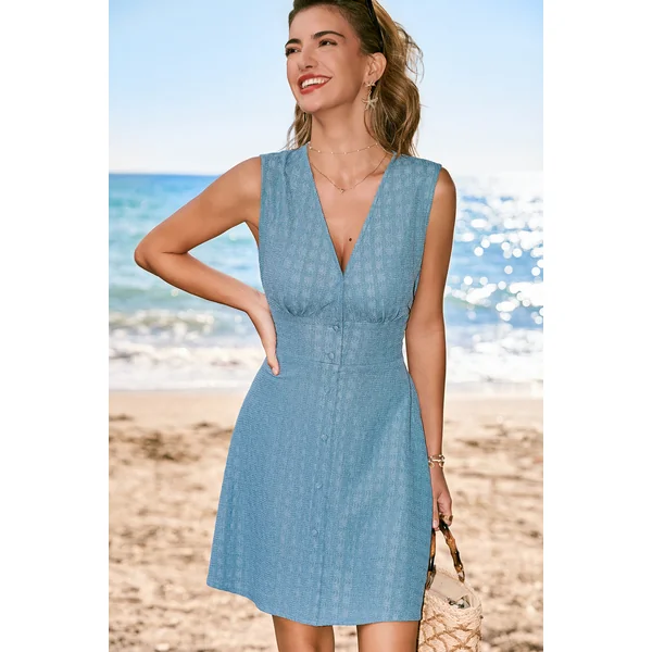 Robe courte bleue sans manches boutons sur le devant