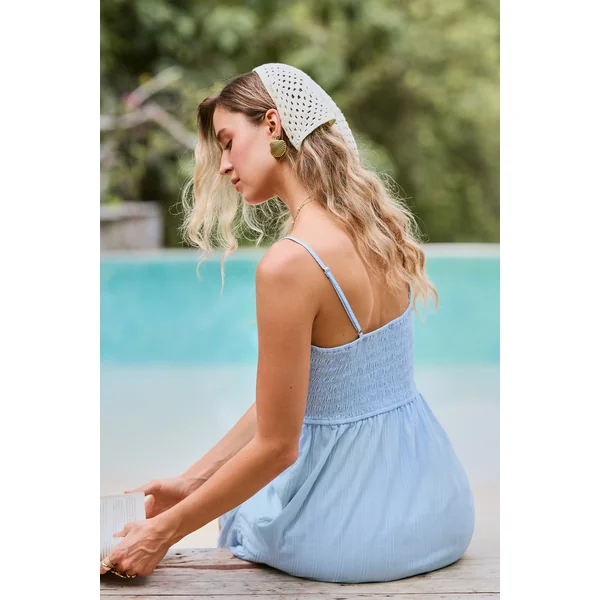 Robe courte bleue smockée sans manches