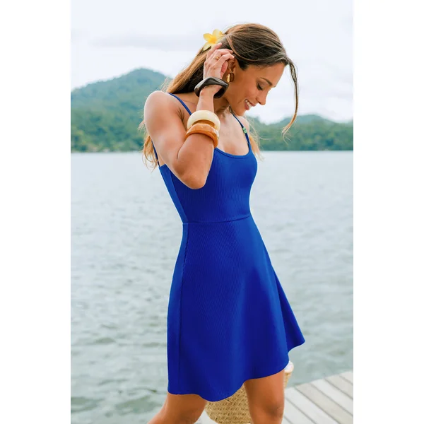 Robe courte bleue à col scoop