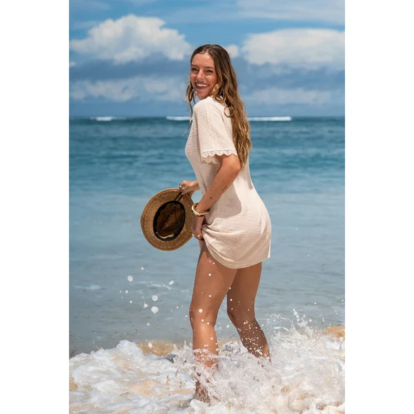 Robe courte cover up de plage beige à l’allure douce
