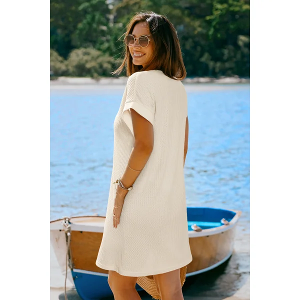 Robe courte cover up de plage beige à l’esprit détente