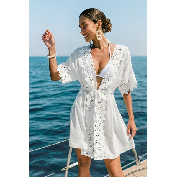 Robe courte cover up de plage blanche au style épuré