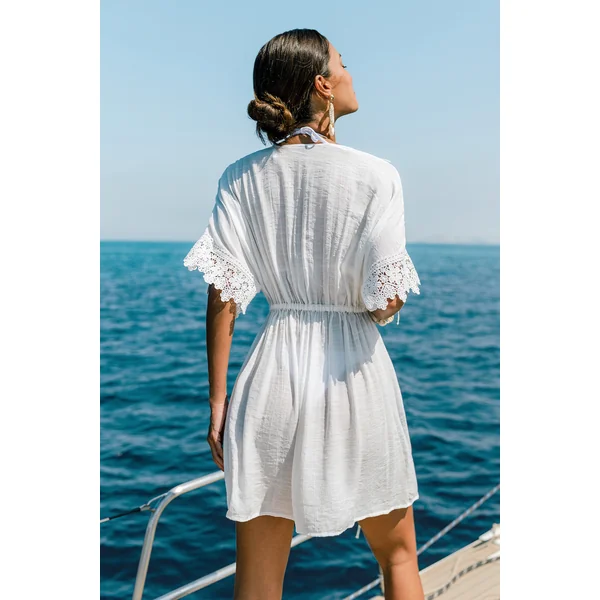Robe courte cover up de plage blanche au style épuré
