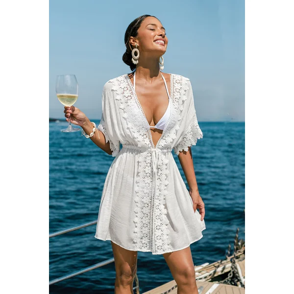 Robe courte cover up de plage blanche au style épuré