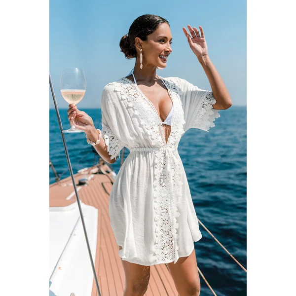 Robe courte cover up de plage blanche au style épuré