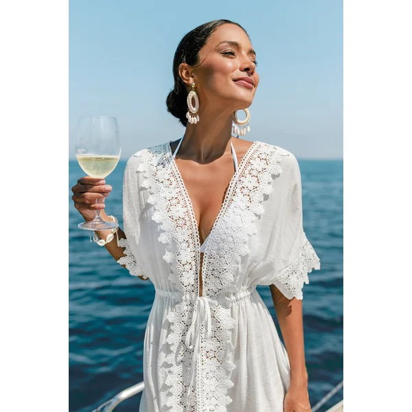 Robe courte cover up de plage blanche au style épuré