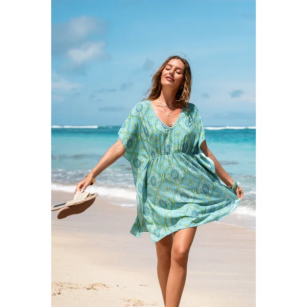 Robe courte cover up de plage ornée à la personnalité affirmée