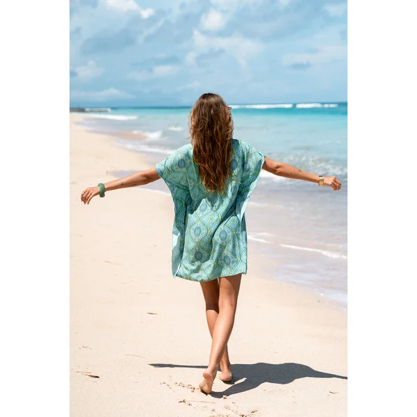 Robe courte cover up de plage ornée à la personnalité affirmée