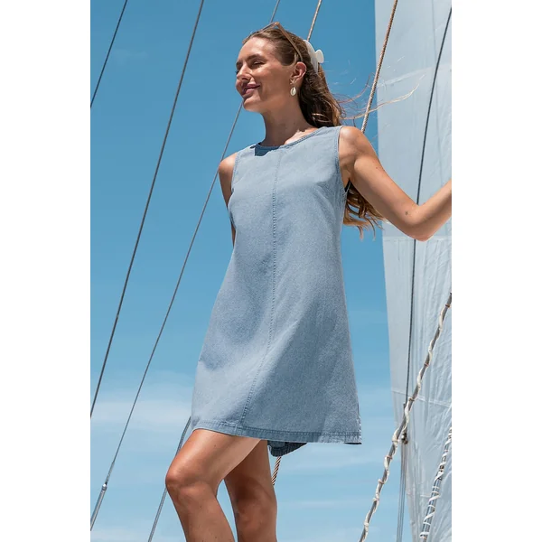 Robe courte en denim à l’allure tendance