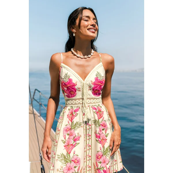 Robe courte fleurie à l’allure douce